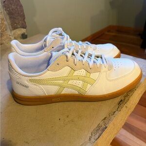 ASICS White Skyhand Sneakers with Pale Yellow Stripes Women's 9 Men's 7.5